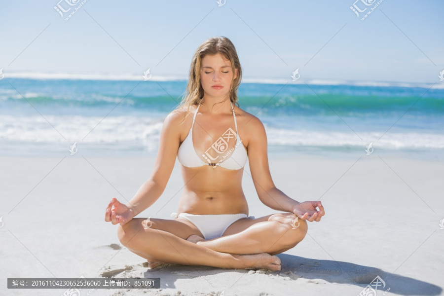 在海边做瑜伽的女人