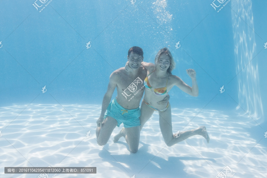 在水里拍照的情侣