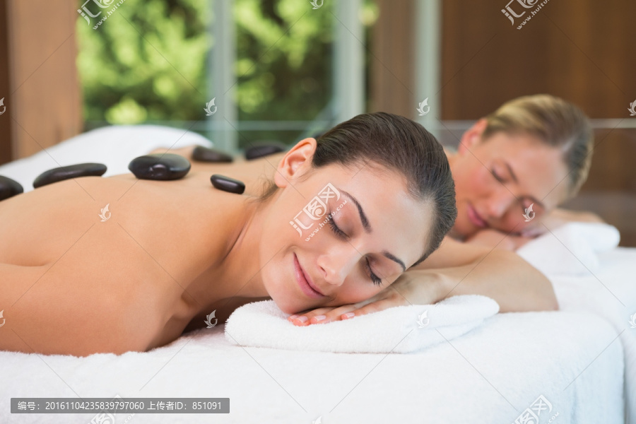 躺在按摩床上的两个女人