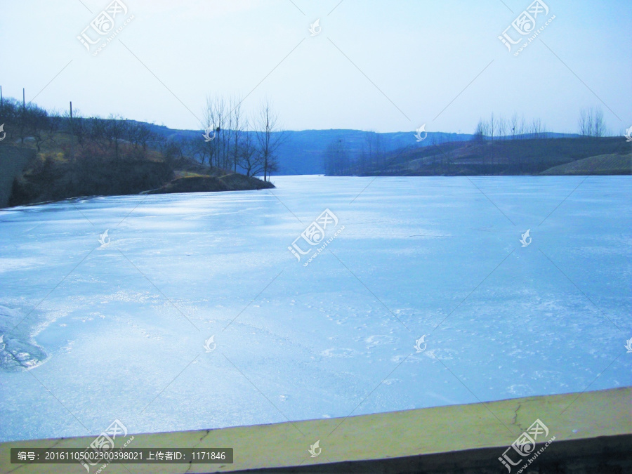 冬季水库,冰水