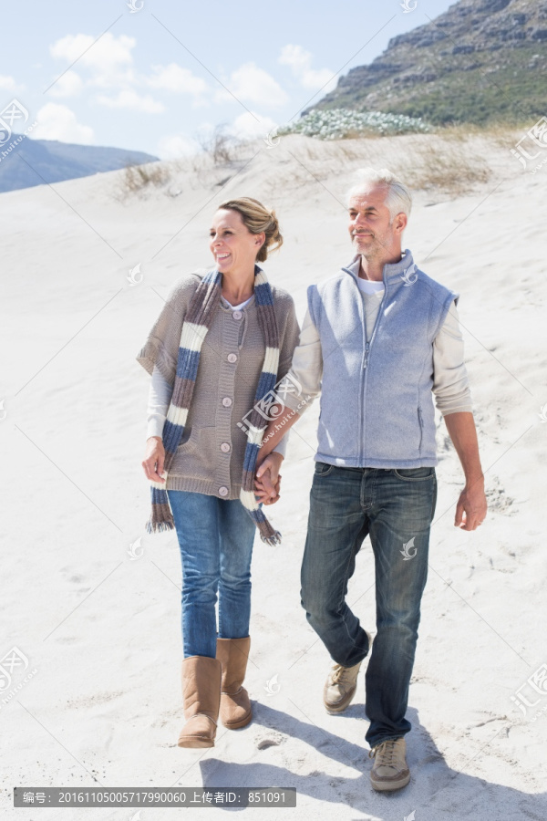 走在沙滩上的夫妇