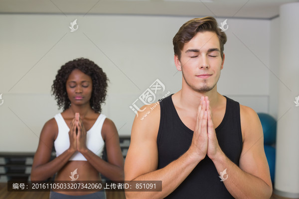 练瑜伽的男女