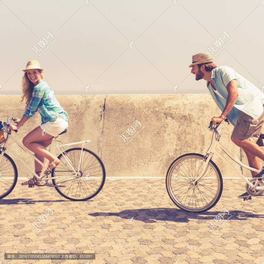 在户外自行车的情侣