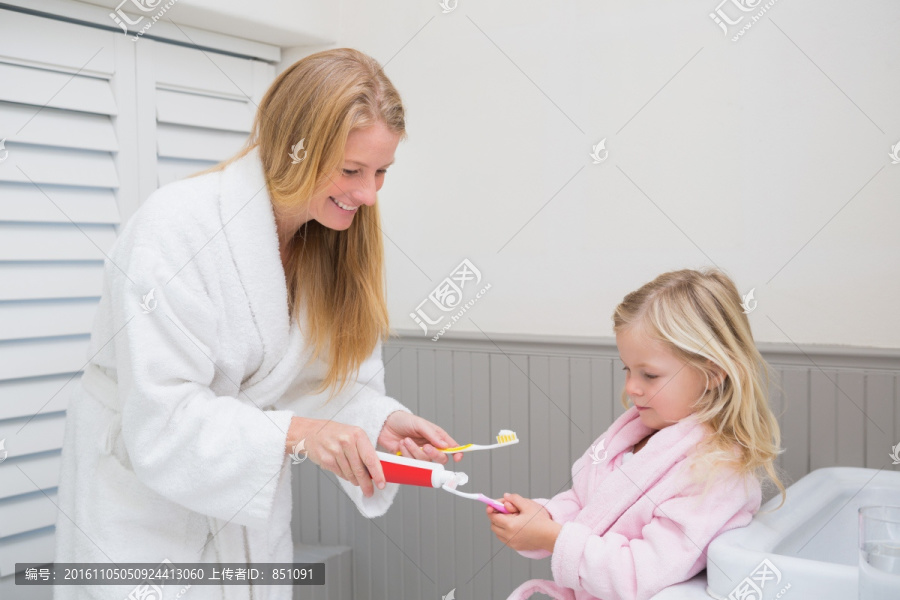 在浴室里准备刷牙的母女