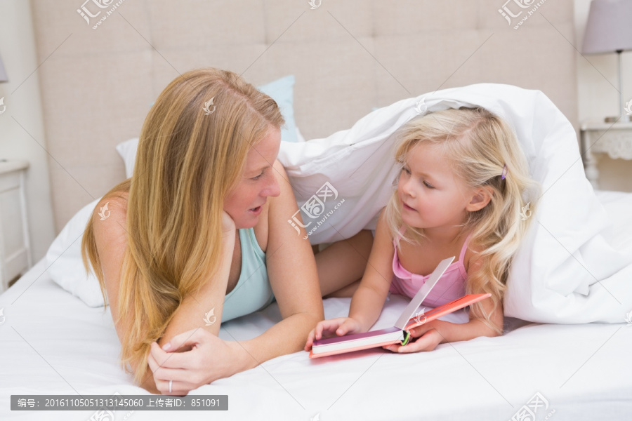 在床上看书的一对母女