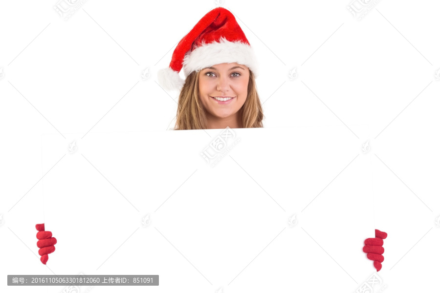 拿著一張海報的年輕女人
