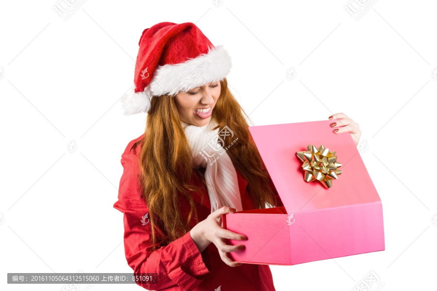 打开圣诞礼物的女人