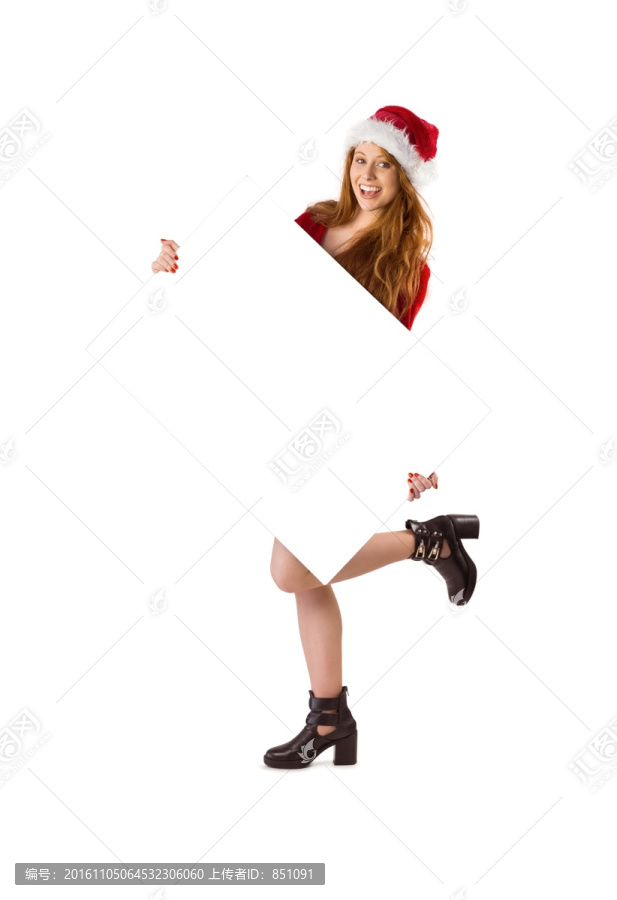 拿著一張海報的女人