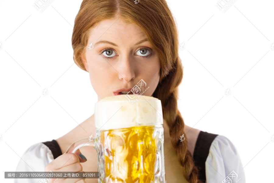 啤酒节女孩使用饮用壶