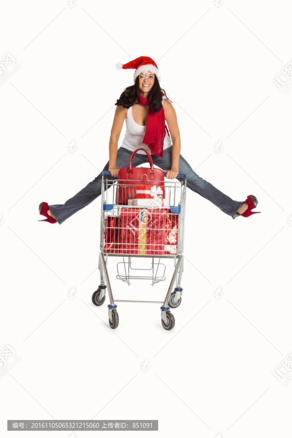 在购物车上跳跃的女人