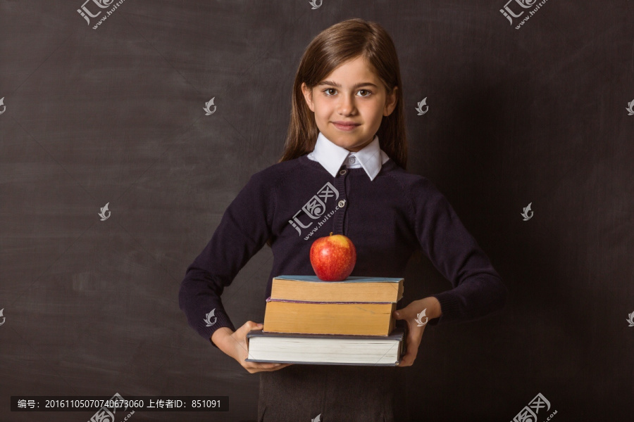 拿着书本和苹果的女学生