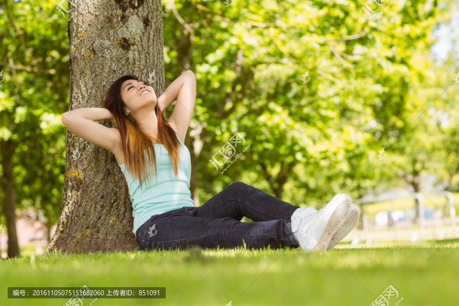 闭着眼睛的女人坐在树下