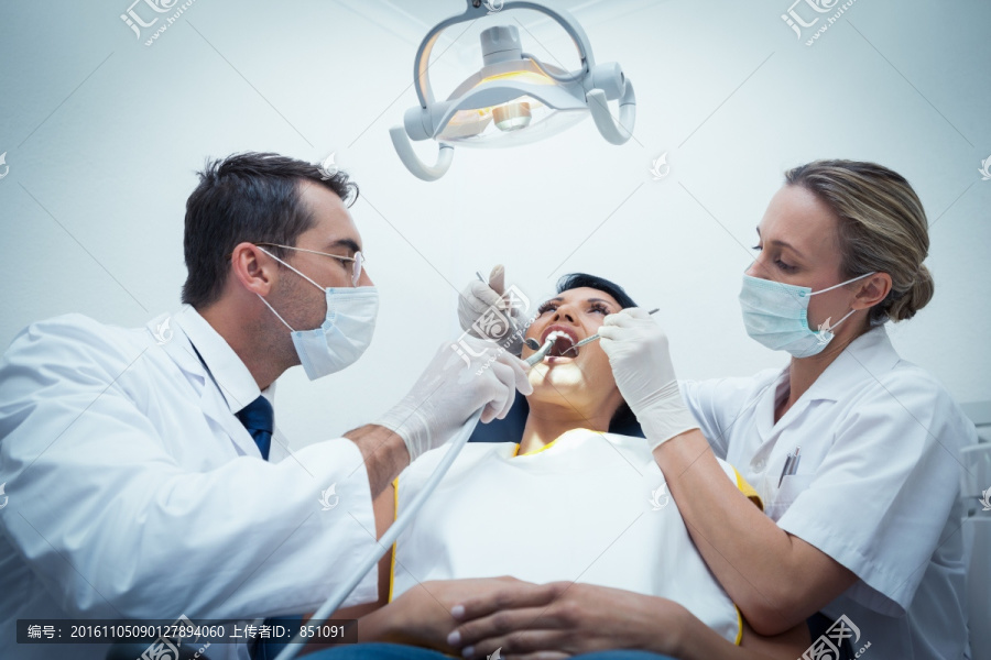 牙医为牙医做检查