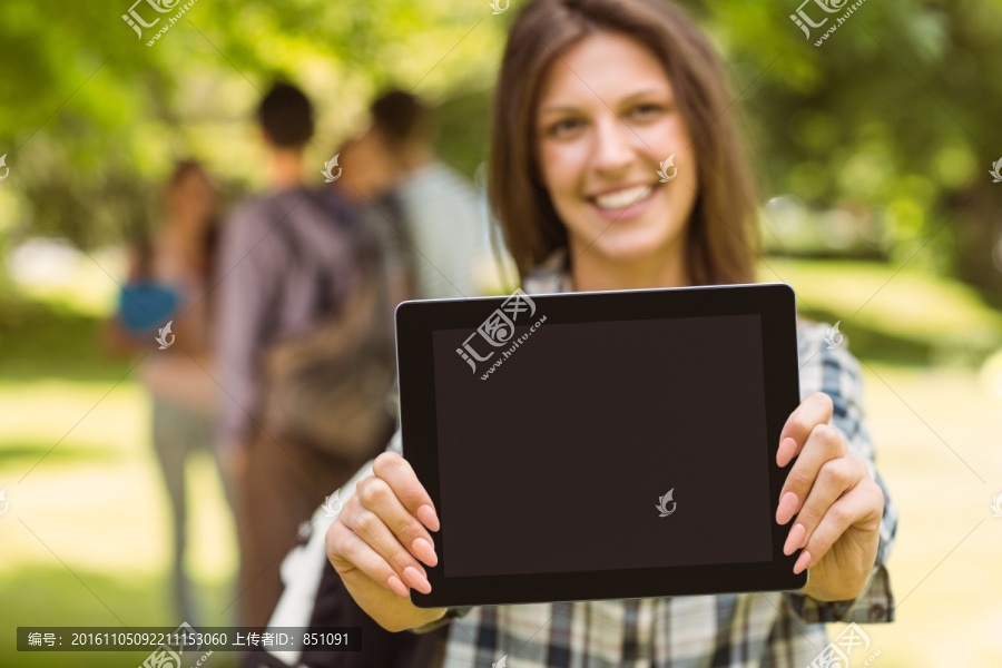 展示平板电脑的商务女人