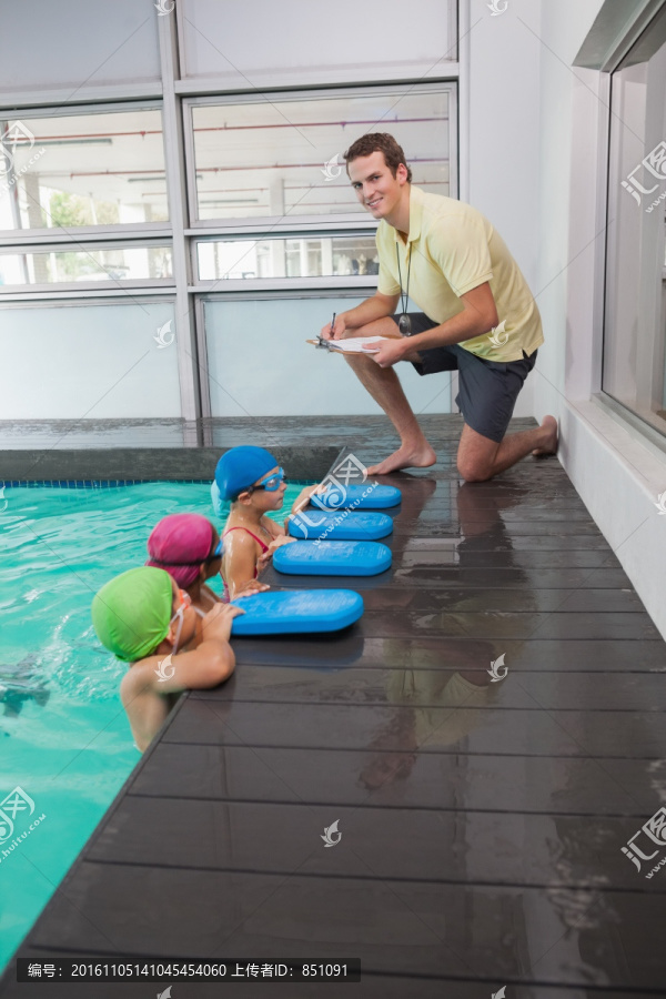 老师教导孩子练习游泳