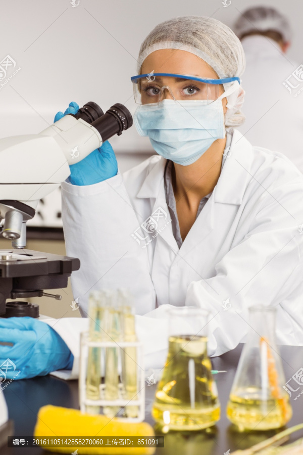 在实验室里用显微镜的女科学家