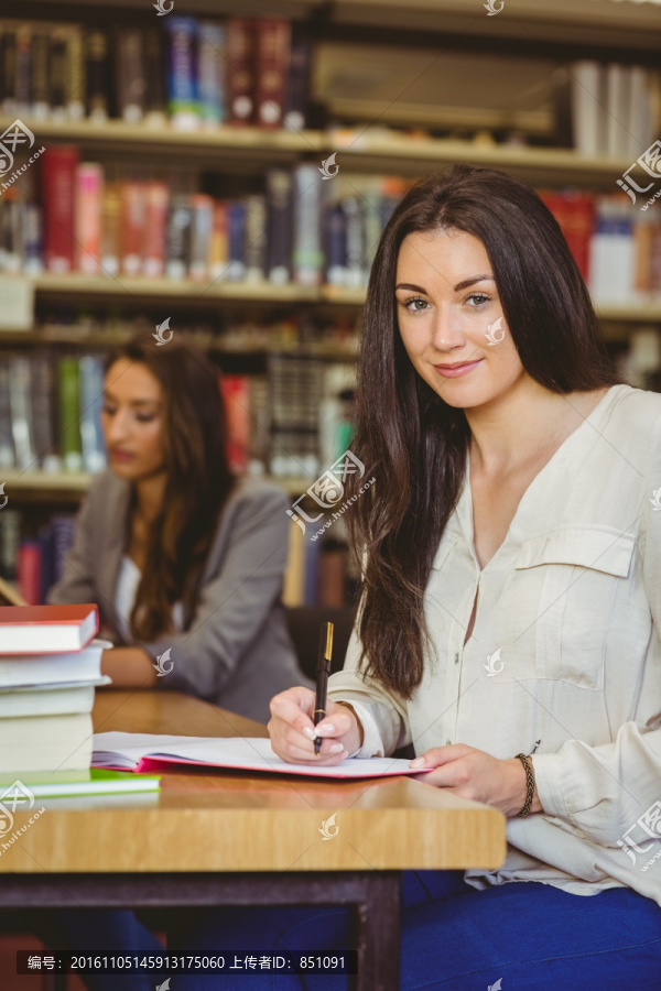 在图书馆里学习的女大学生