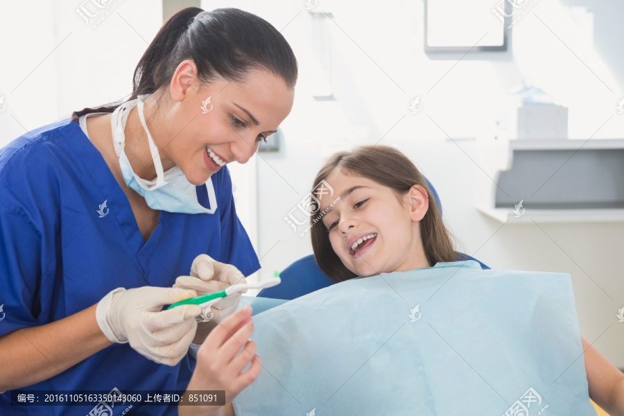 牙医指导病人刷牙