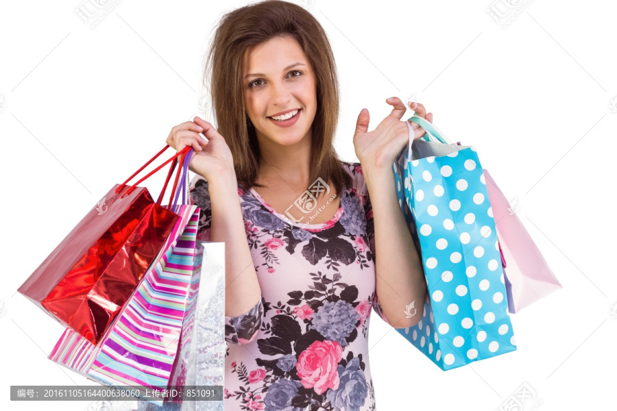 微笑的女人拎着购物袋