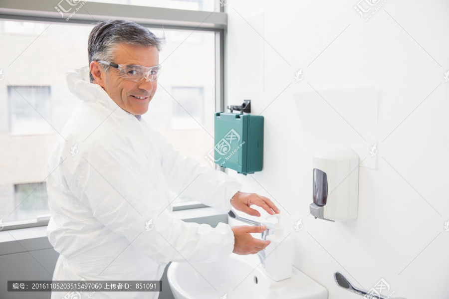 在制药房里洗手的男药剂师