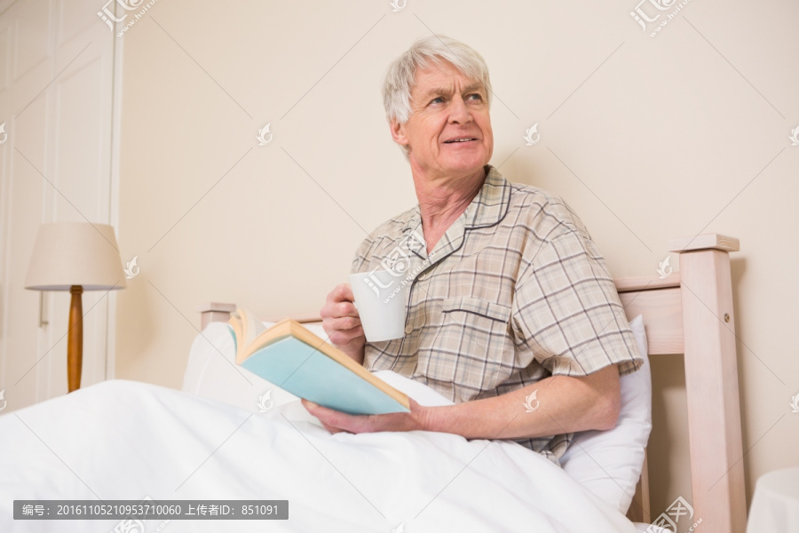 坐在床上看书的男人