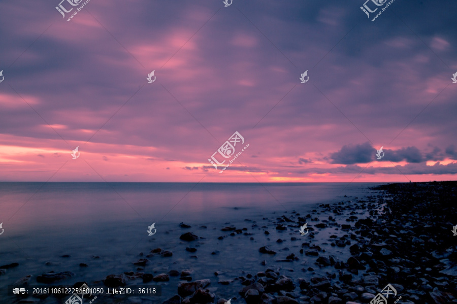 晨霞下的青海湖