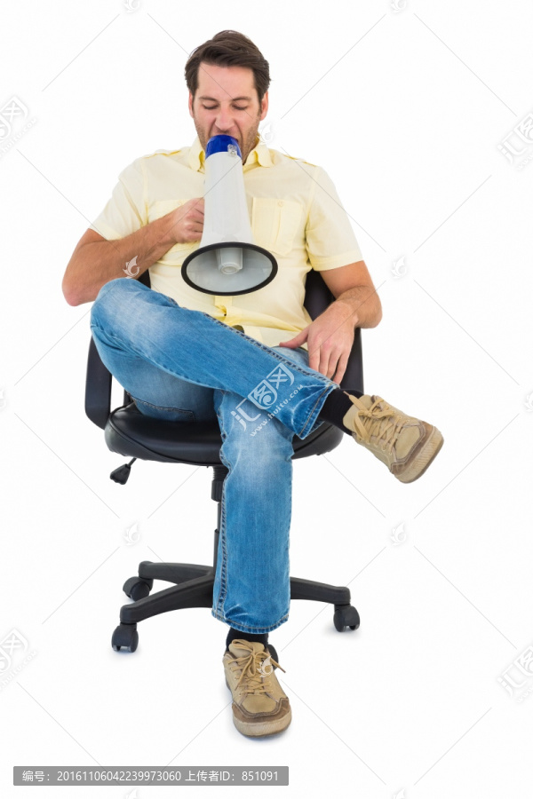 男人坐在椅子上拿着扩音器