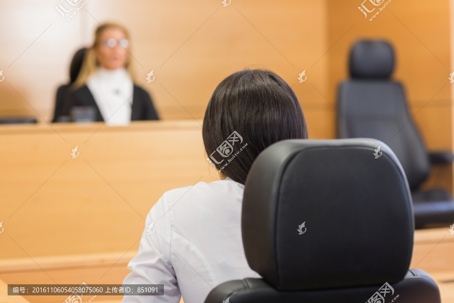 坐在法庭上的女法官