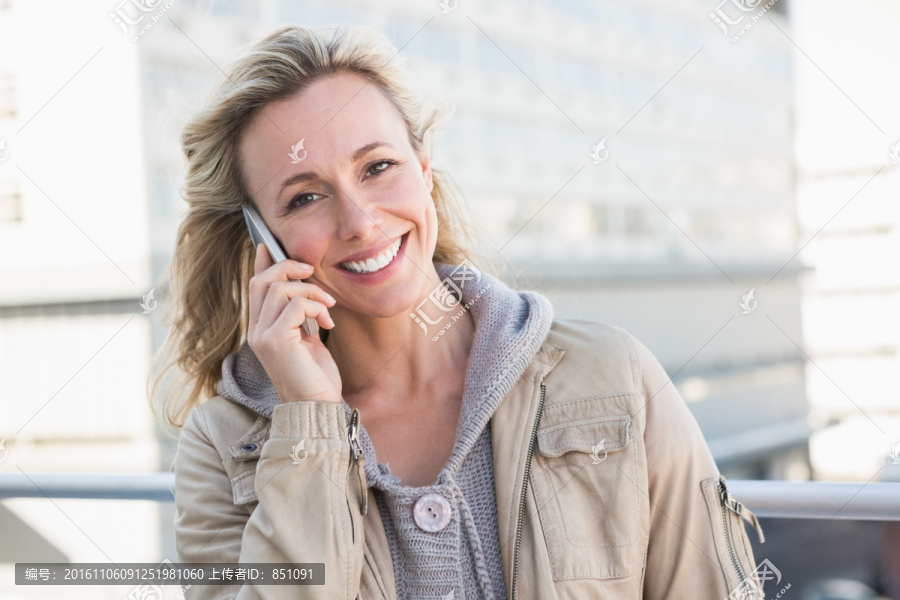 微笑着打电话的商务女人