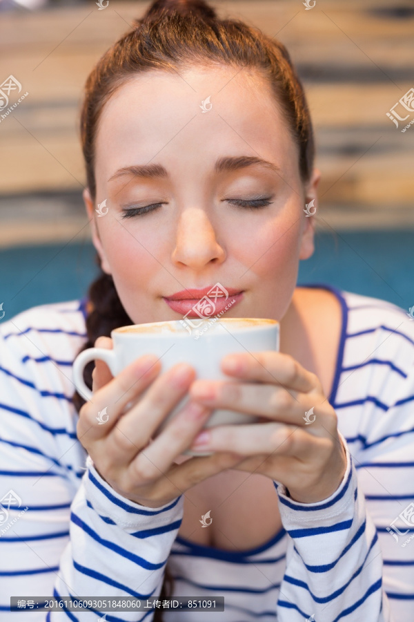 在喝一杯咖啡的女人