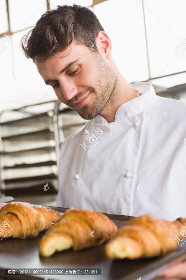 微笑着看着面包的男人