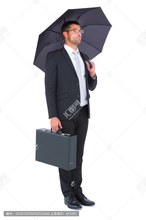 拎着公文包撑伞的男人