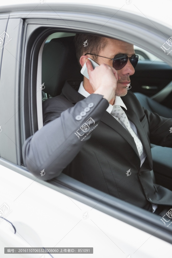坐在车上打电话的商务男人