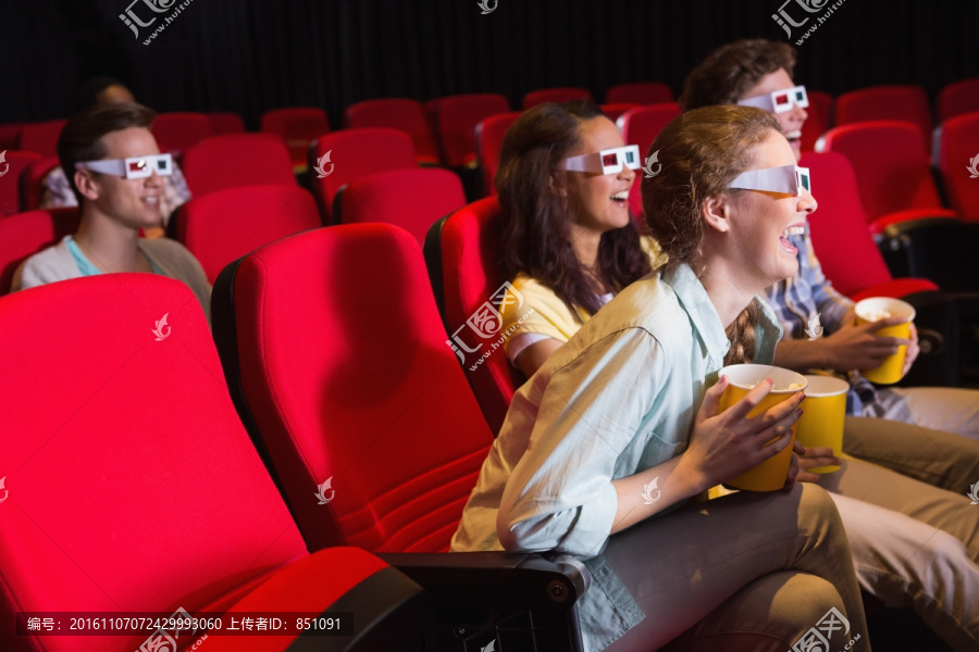 在电影院看电影的一群朋友