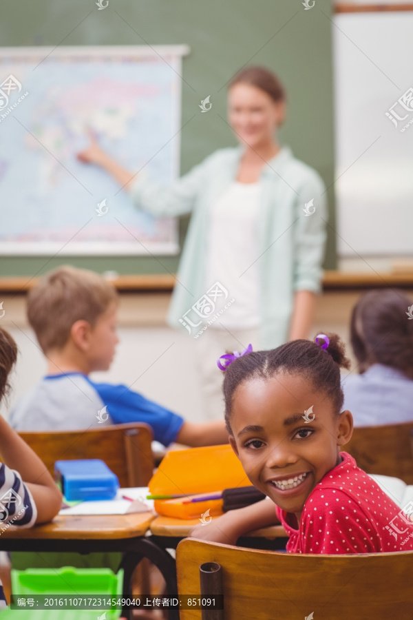 在课堂上微笑的学生