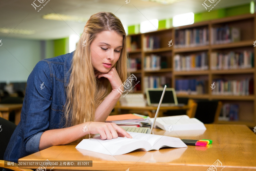 在图书馆里学习的女大学生