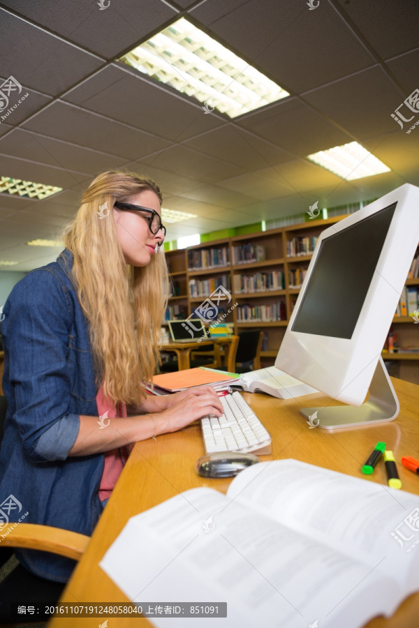 在大学图书馆里学习的女大学生