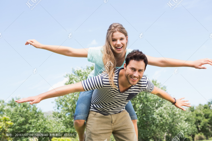 公园里举起双臂的夫妻