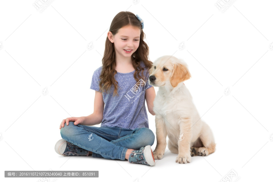 微笑的小女孩和狗