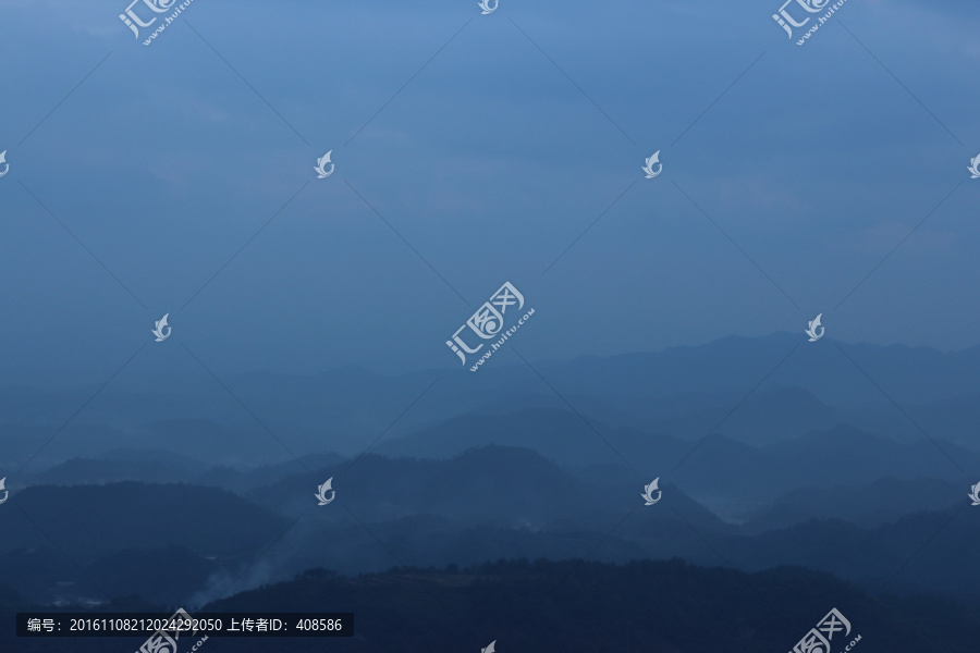 山峦背景,淡淡地的山脊,风景