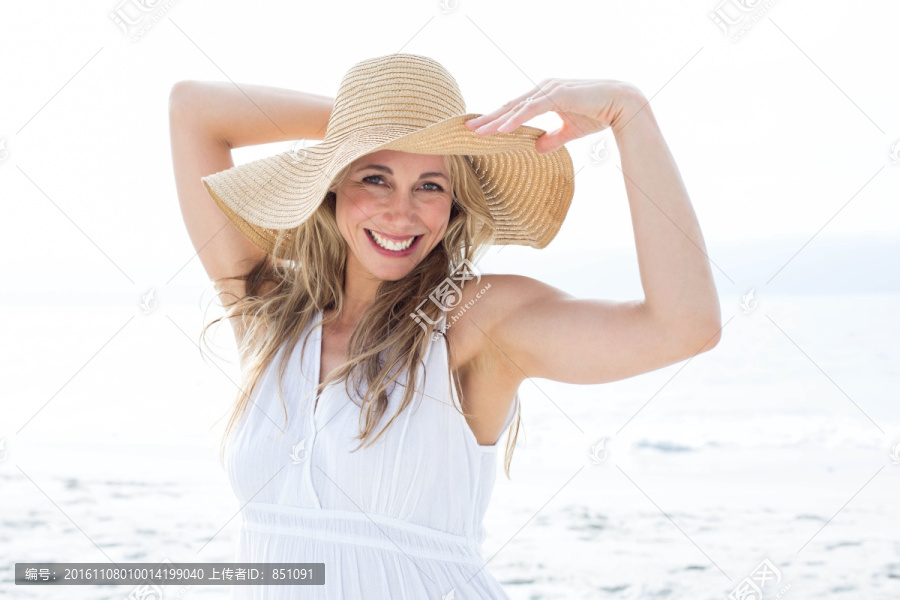 微笑的金发女郎戴着太阳帽
