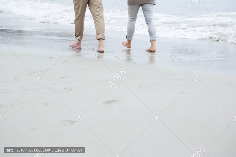 走在沙灘上的夫婦