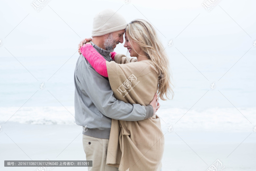 在海边拥抱的夫妇
