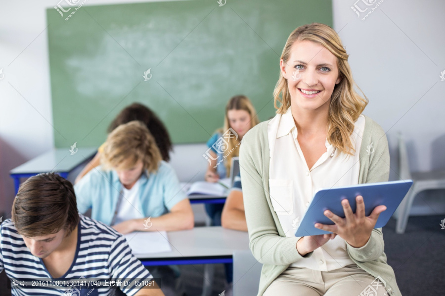 微笑着拿着平板电脑的教师