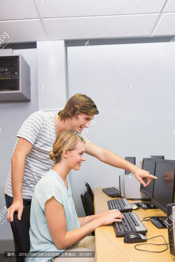 在给女同学讲解电脑课的男学生