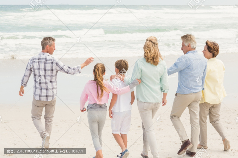 在海边散步的家人