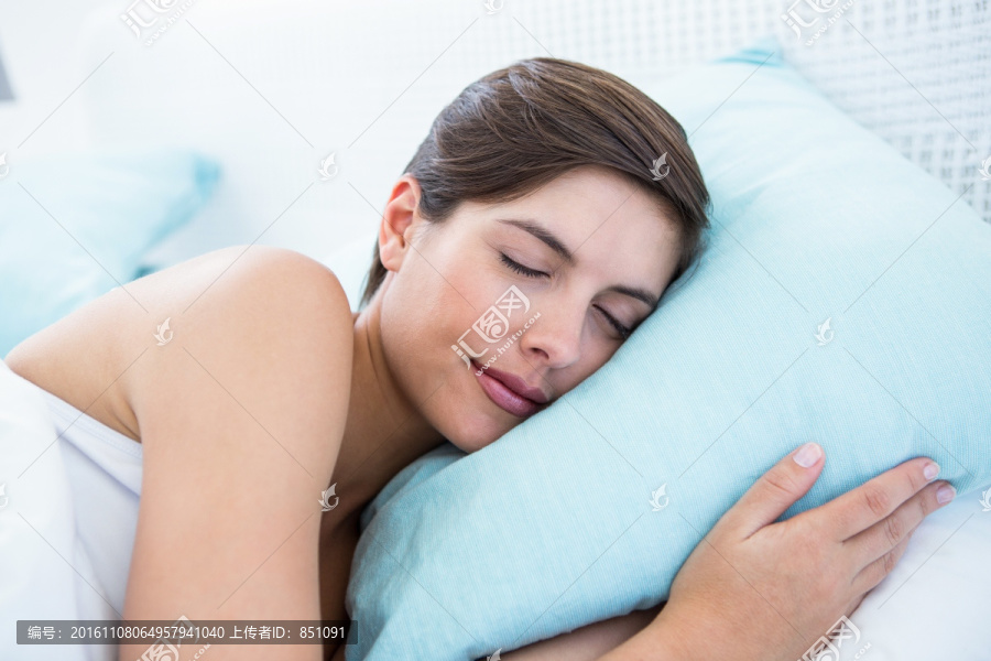 美丽的女人睡在她的床上
