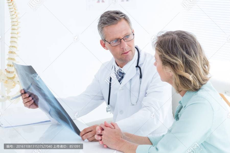 医生看着病人的检查报告