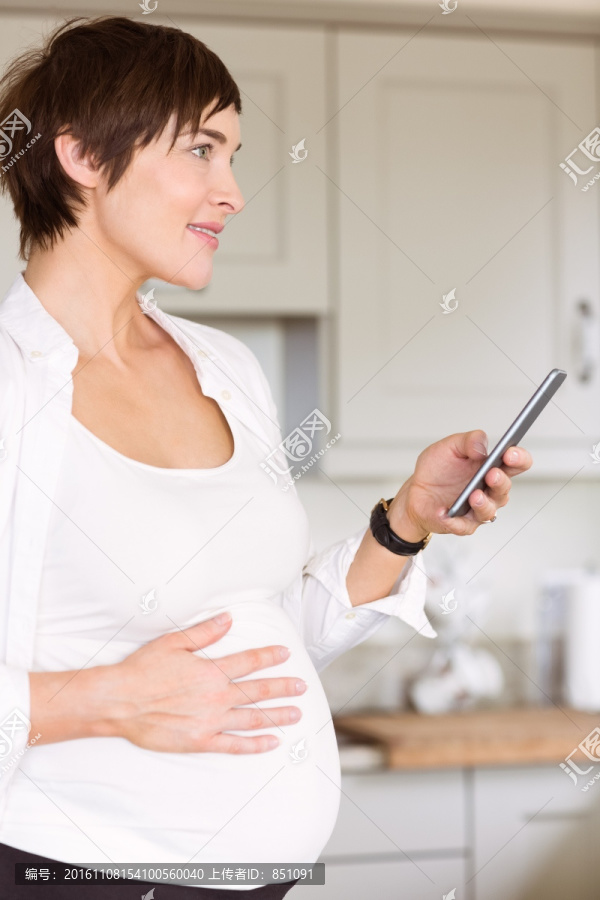 使用手机的孕妇