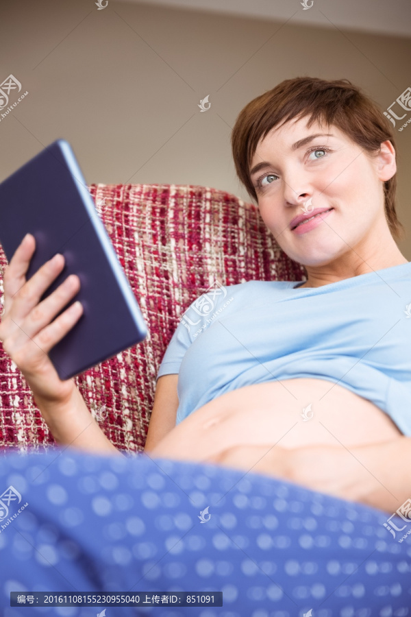 躺着看书的孕妇